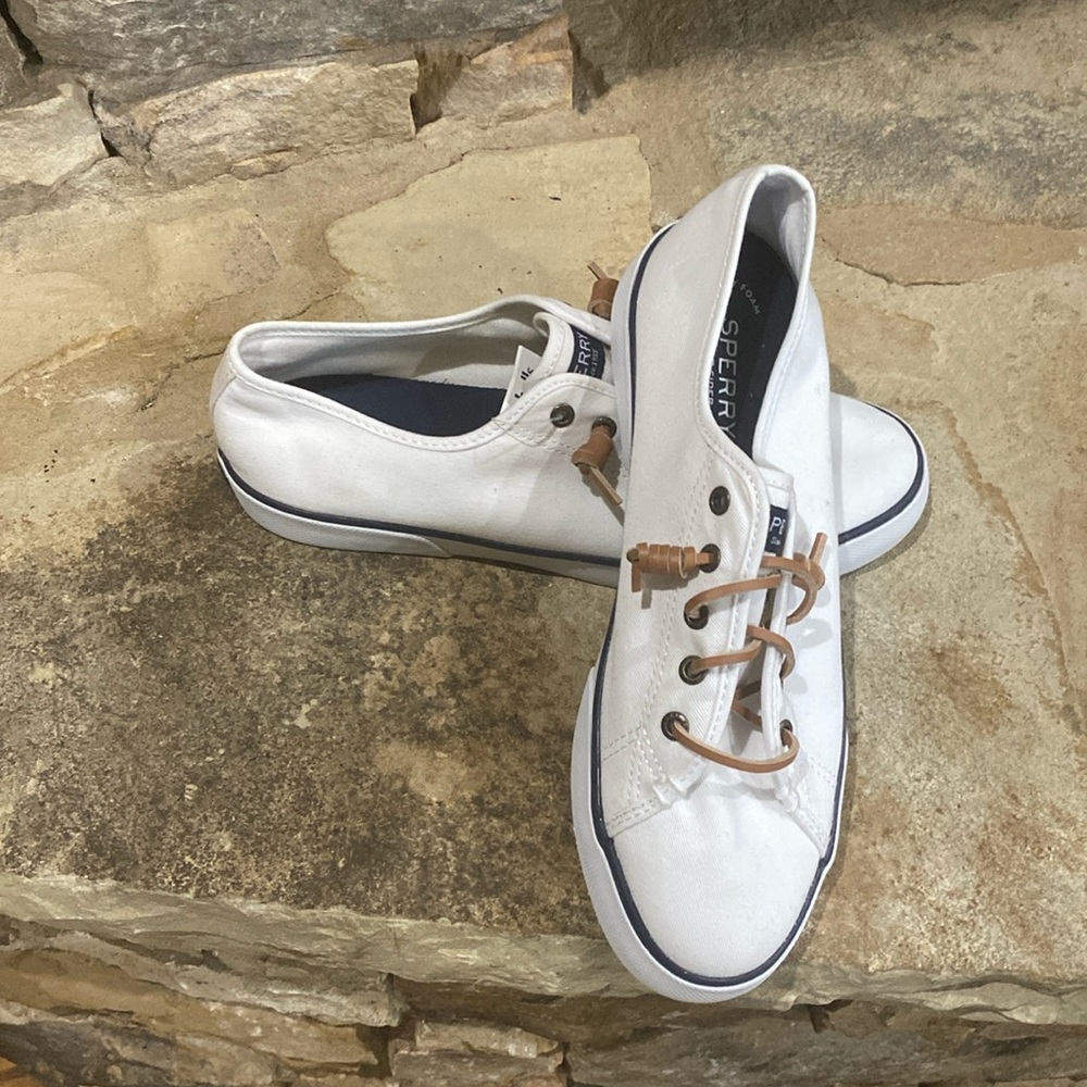 Sperry  white canvas casual sneakers size 9